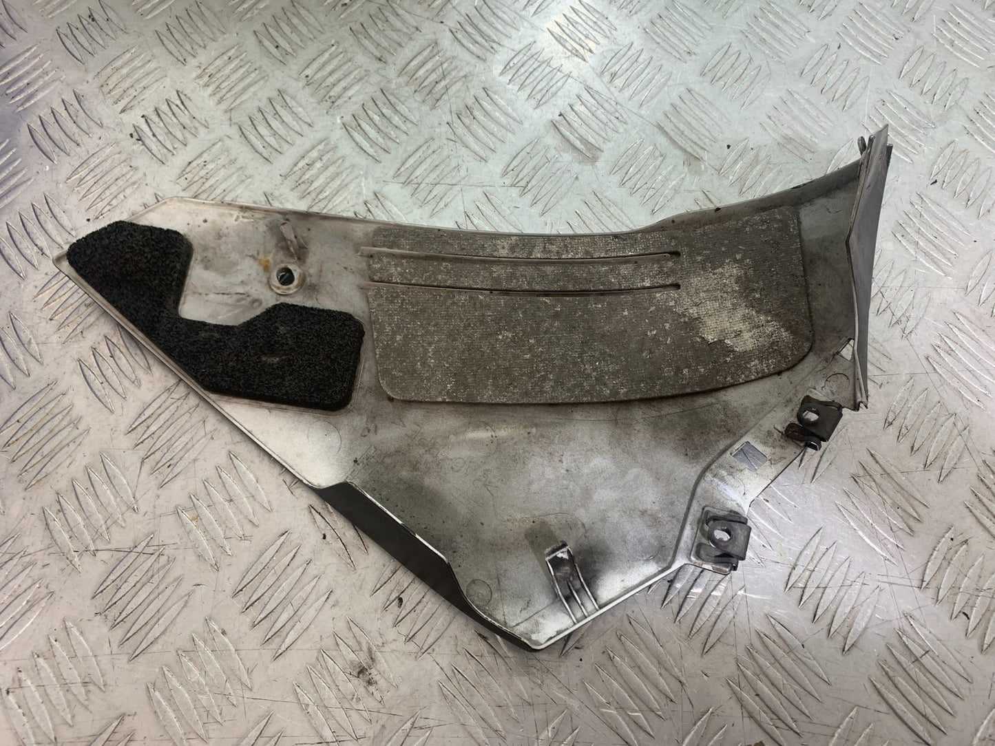 YAMAHA YZF R1 14 B BIG BANG RIGHT LOWER FAIRING PANEL 2009-14 (CMB1175)