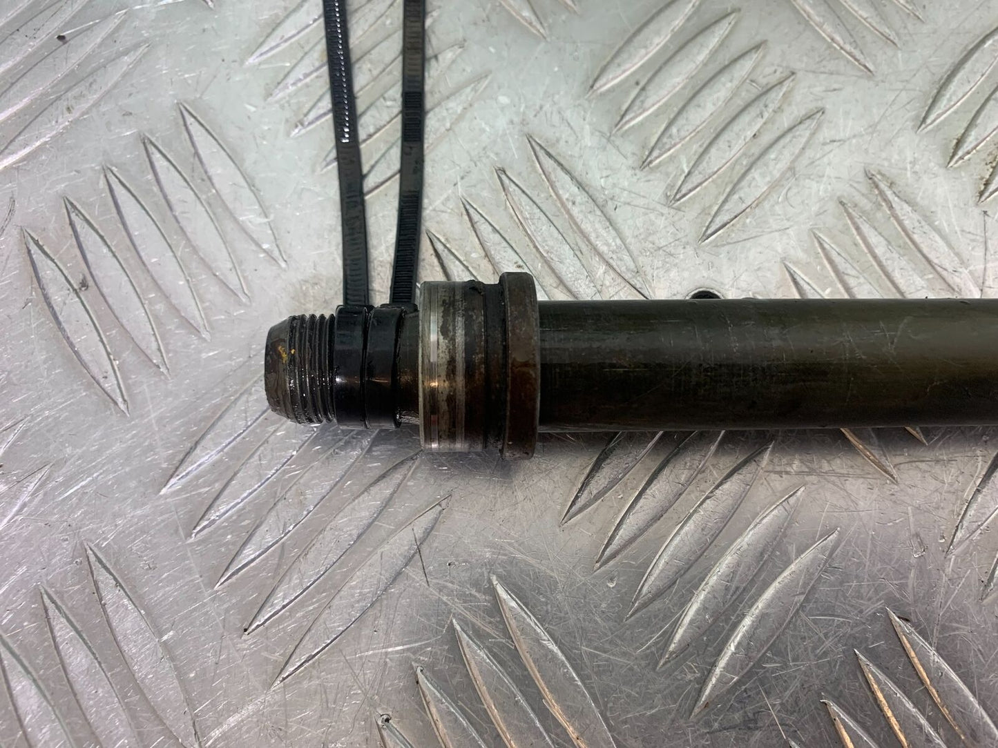 YAMAHA XJR1300 XJR 1300 FRONT WHEEL SPINDLE YEAR 1999-2003 (CMB1055)