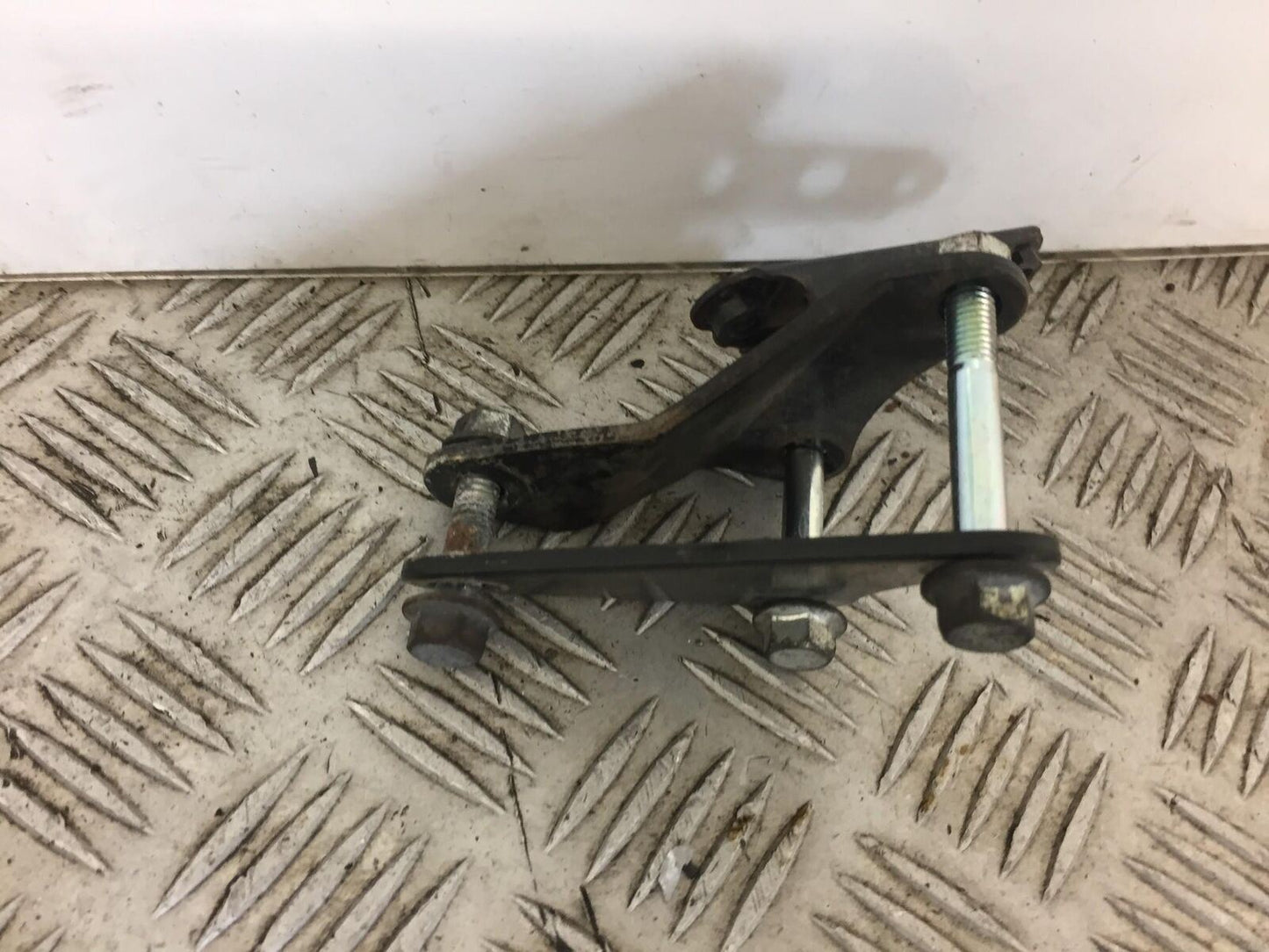 YAMAHA YBR125 YBR 125 ENGINE BRACKET YEAR 2013