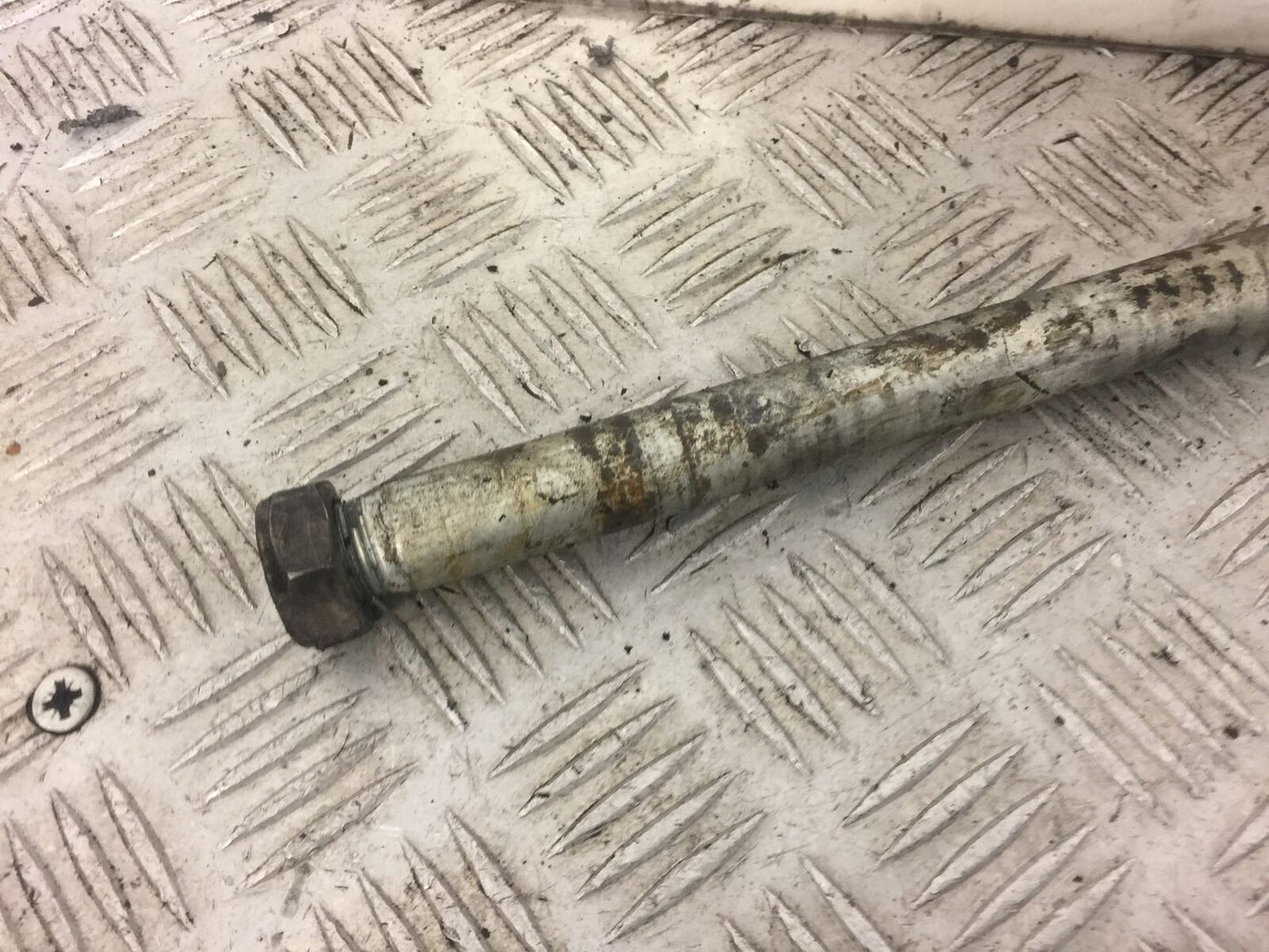 HONDA CB900 CB 900 HORNET SWINGARM SPINDLE YEAR 2002 STOCK 395