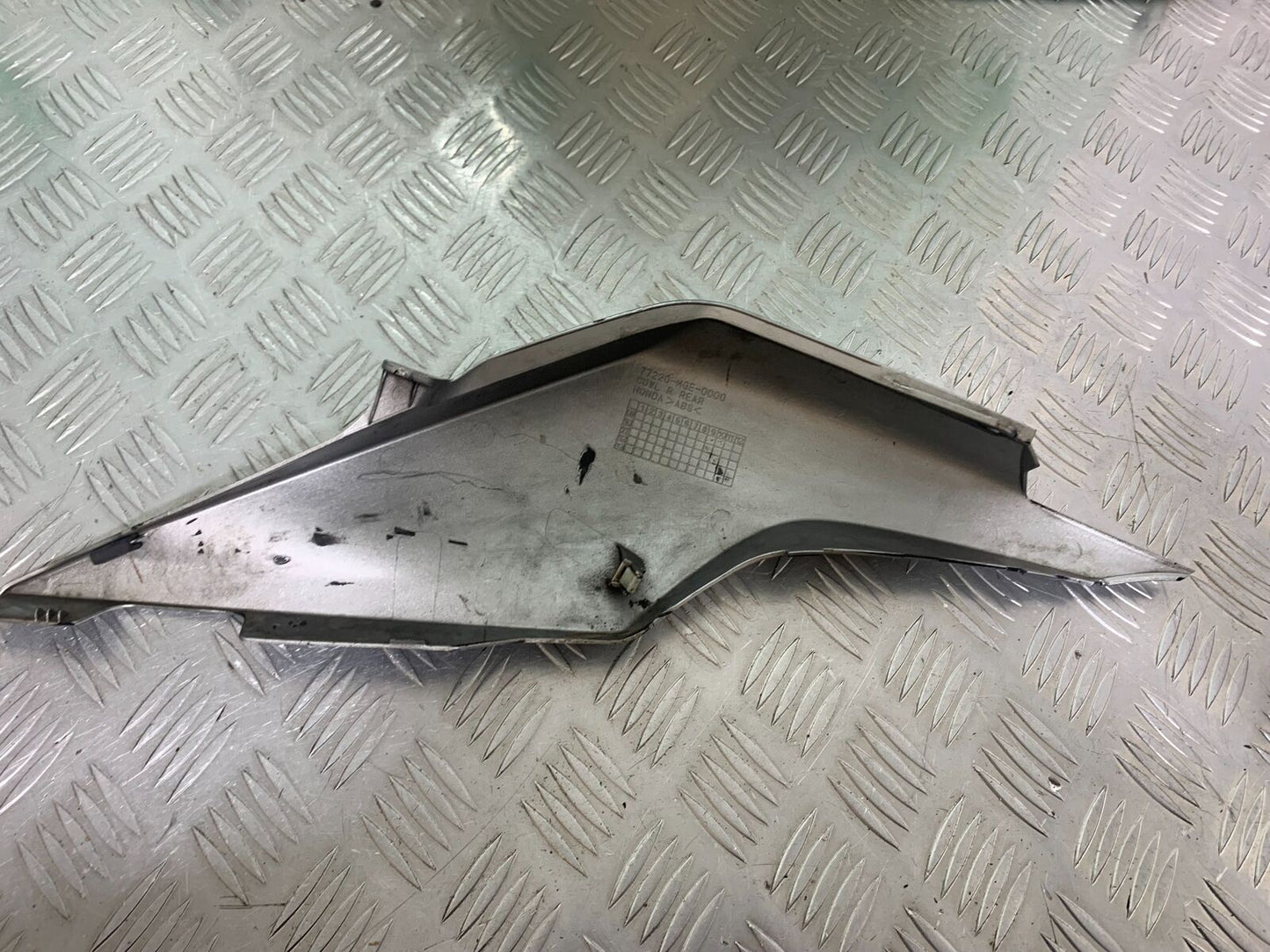 HONDA VFR1200 VFR 1200 FA RIGHT SEAT PANEL YEAR 2010-11 CMB1088)