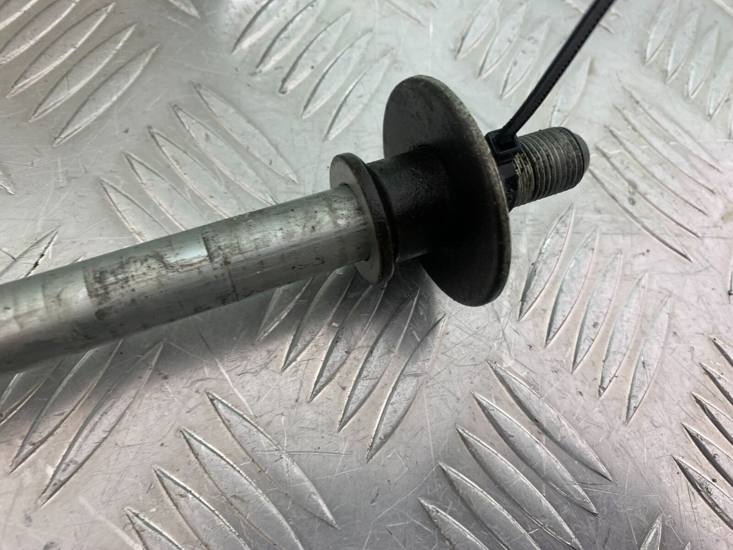 SUZUKI GSF600 GSF 600 BANDIT FRONT WHEEL SPINDLE YEAR 2001-2003 (CMB1102)
