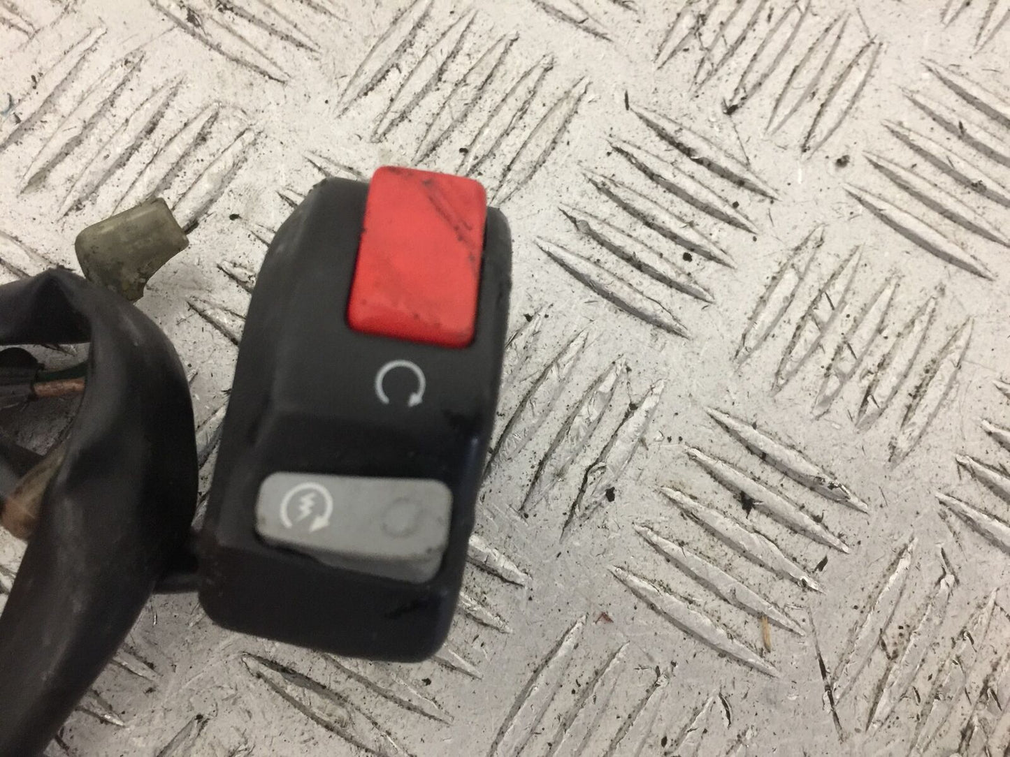 YAMAHA YZF R1 5VY RIGHT SWITCH GEAR YEAR 2004-2006 (STOCK 748)
