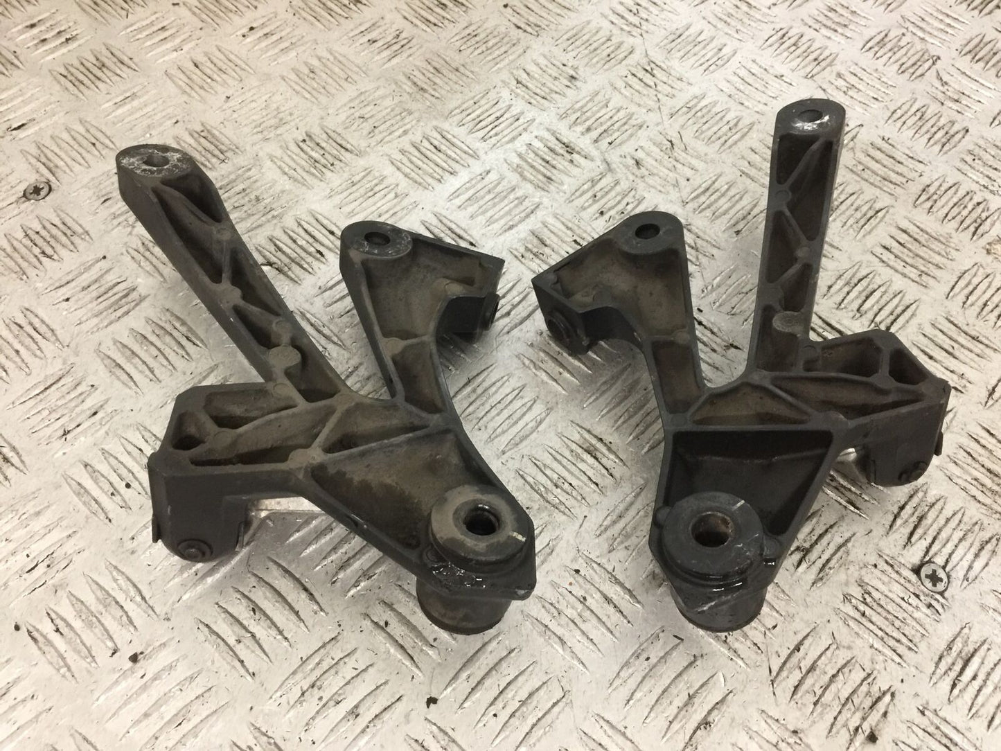 KAWASAKI ZZR1400 ZZR 1400 REAR HANGER AND PEGS YEAR 2011 (STOCK 802)