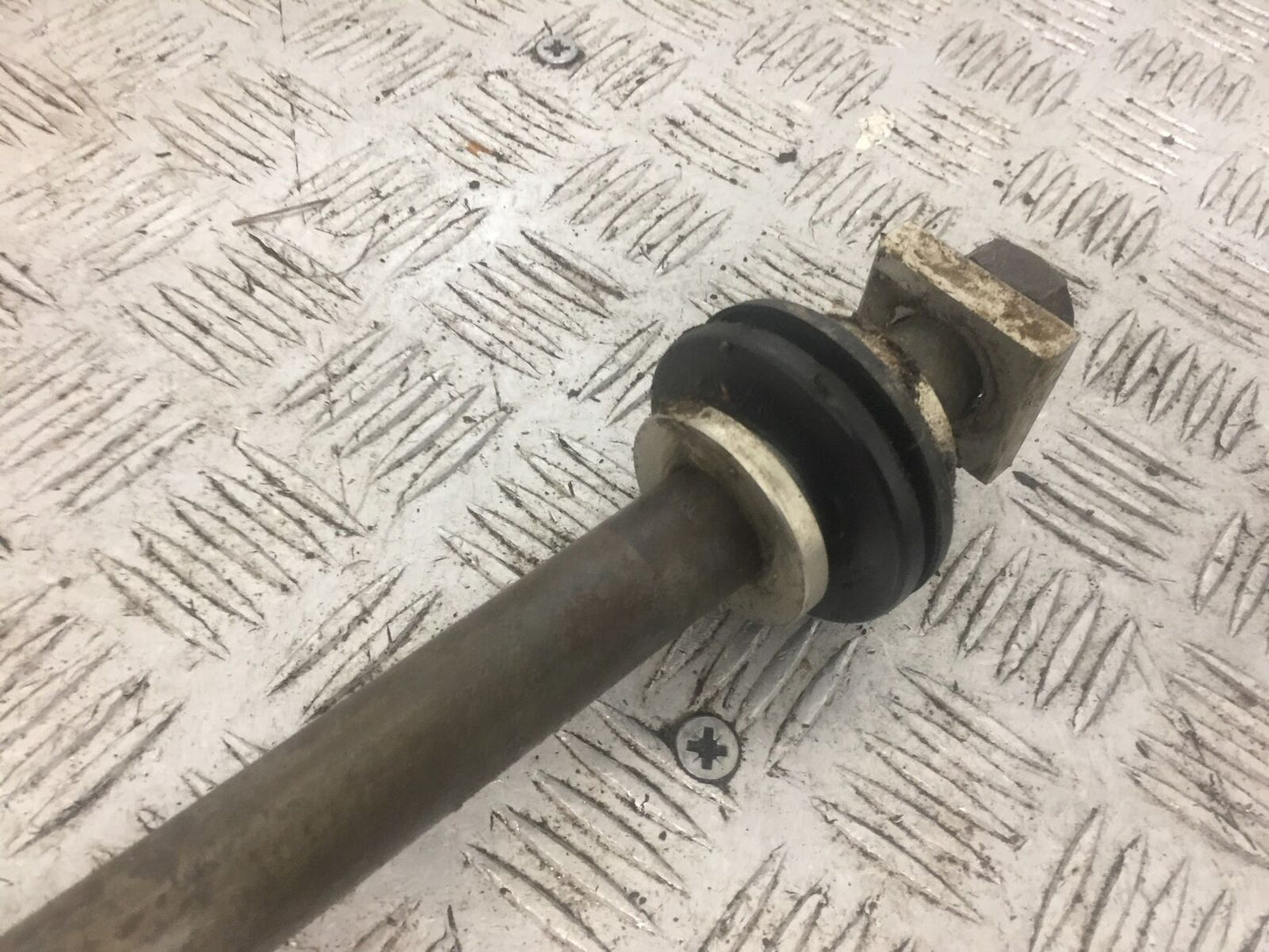 YAMAHA YZF250 YZF 250 REAR WHEEL SPINDLE YEAR 2004 (STOCK 792)