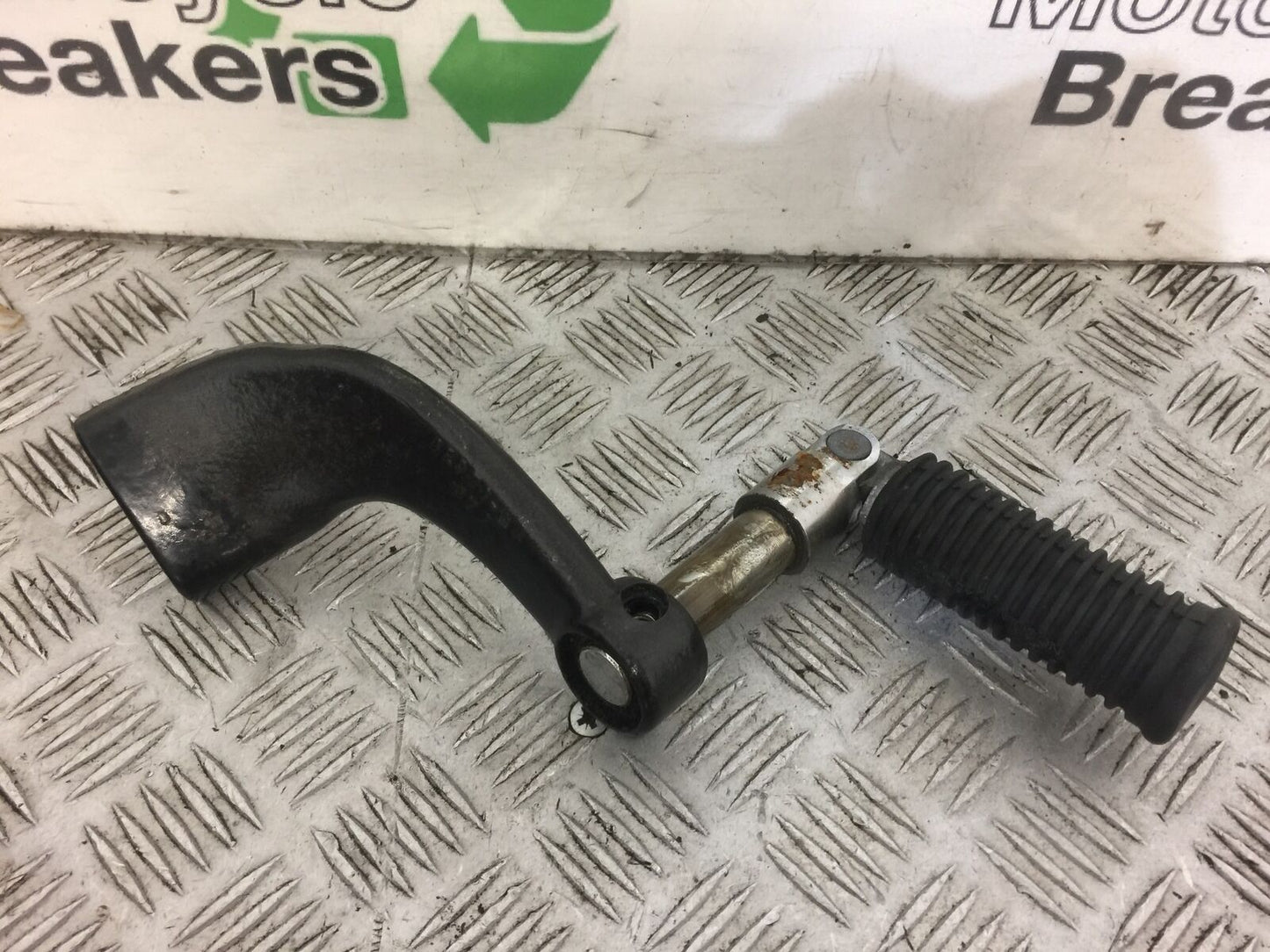HARLEY DAVIDSON XLH 883 SPORTSTER LEFT PEG & HANGER YEAR 2005 (STOCK 374)