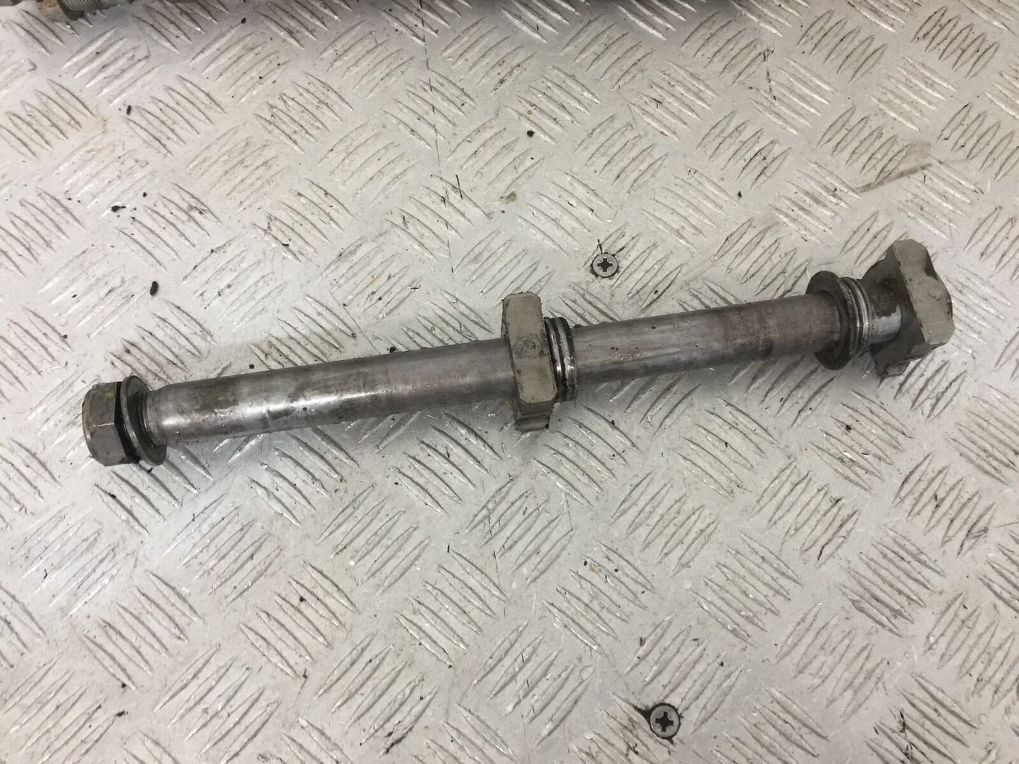 HONDA CBR1000 rr FIREBLADE REAR WHEEL SPINDLE YEAR 2004 (STOCK 853)