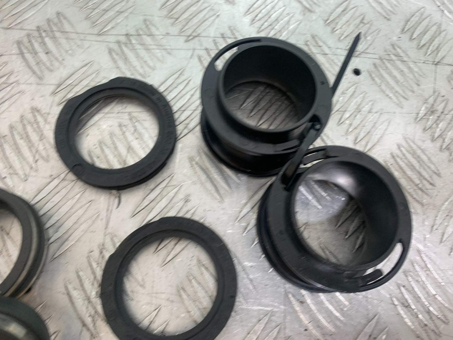 KTM 990 SUPER DUKE AIRBOX RUBBERS YEAR 2007-2011 (CMB1207)