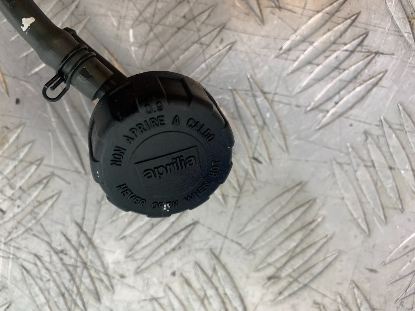 APRILIA RSV1000 R FACTORY MILLE RADIATOR CAP 2004-09 (CMB1203)