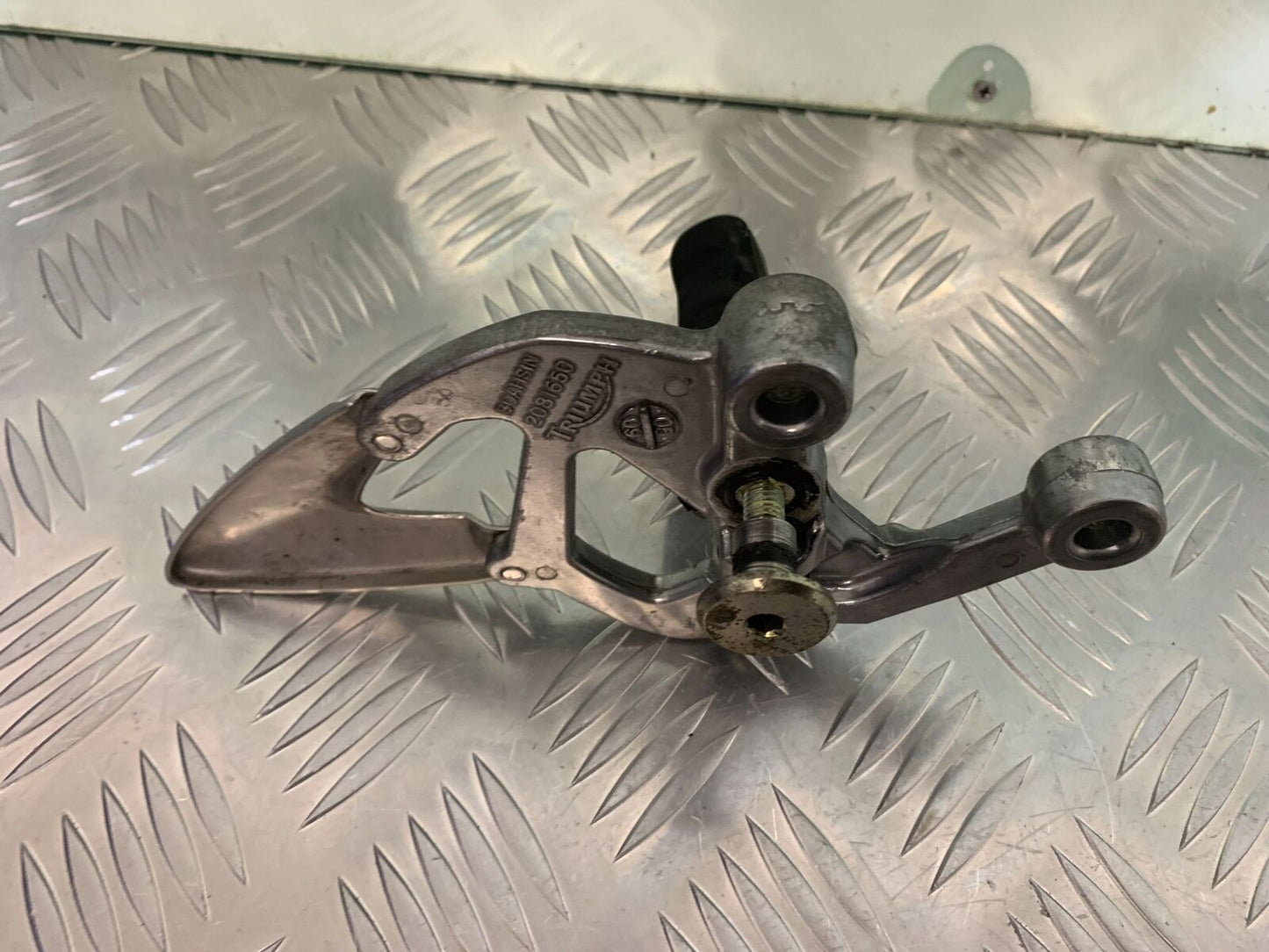 TRIUMPH 1050 SPRINT FRONT LEFT HANGER AND PEG YEAR 2004-2007 (STOCK 956)