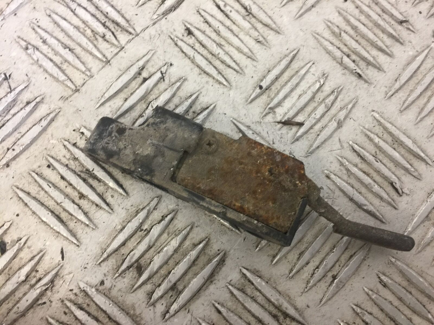 YAMAHA FJ1200 FJ 1200 SEAT CATCH YEAR 1988 (STOCK 653)