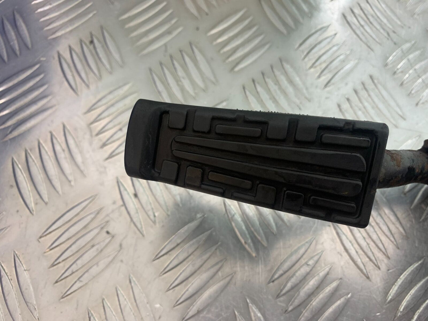 YAMAHA YBR125 YBR 125 FOOTPEGS YEAR 2005-2007 (CMB1109)