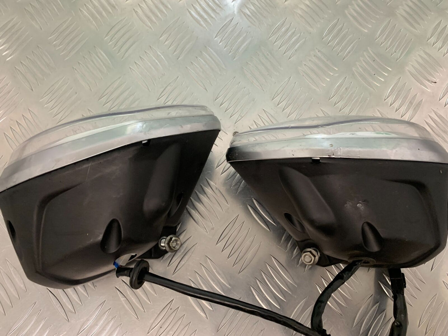 TRIUMPH SPEED TRIPLE R 1050 HEADLIGHTS YEAR 2014 (STOCK 934)