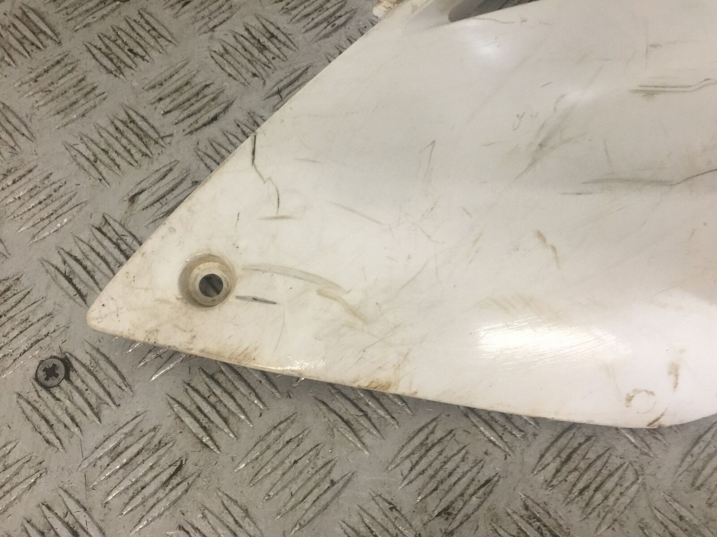 YAMAHA YZF250 YZF 250 LEFT SEAT PANEL YEAR 2004 (STOCK 792)
