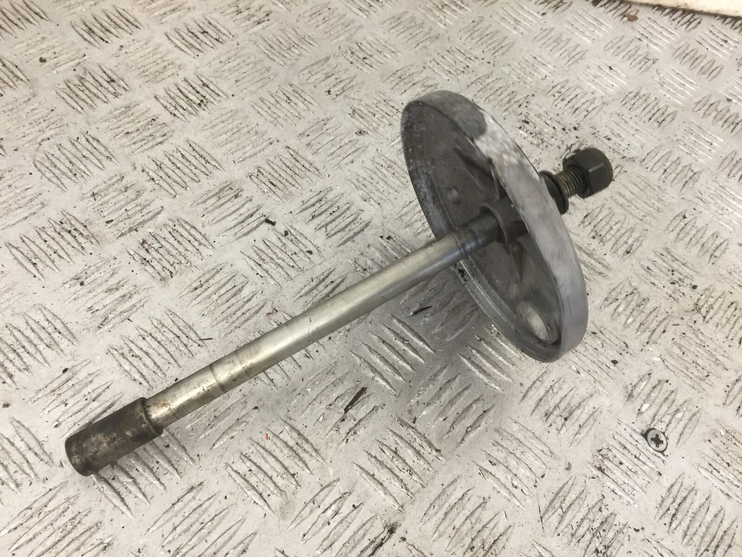 PEUGEOT GEOPOLIS 125 FRONT WHEEL SPINDLE YEAR 2011 (STOCK 887)