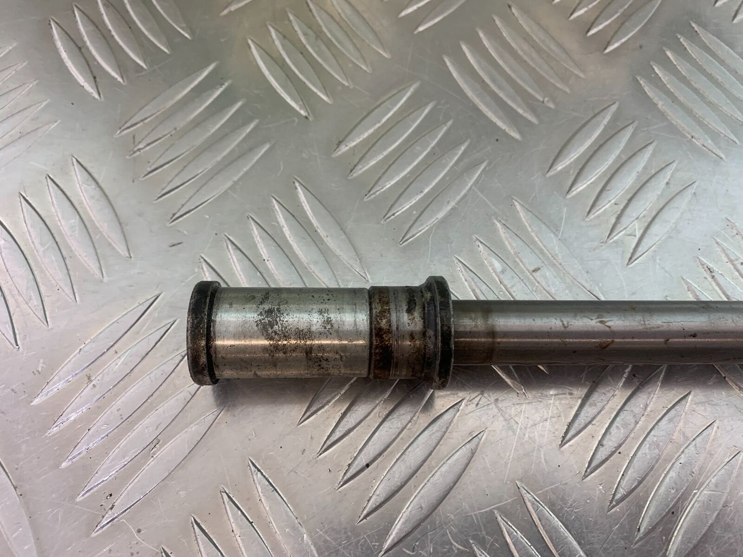 KAWASAKI ZR 750 ZEPHYR FRONT WHEEL SPINDLE YEAR 1991-95 (CMB1008)
