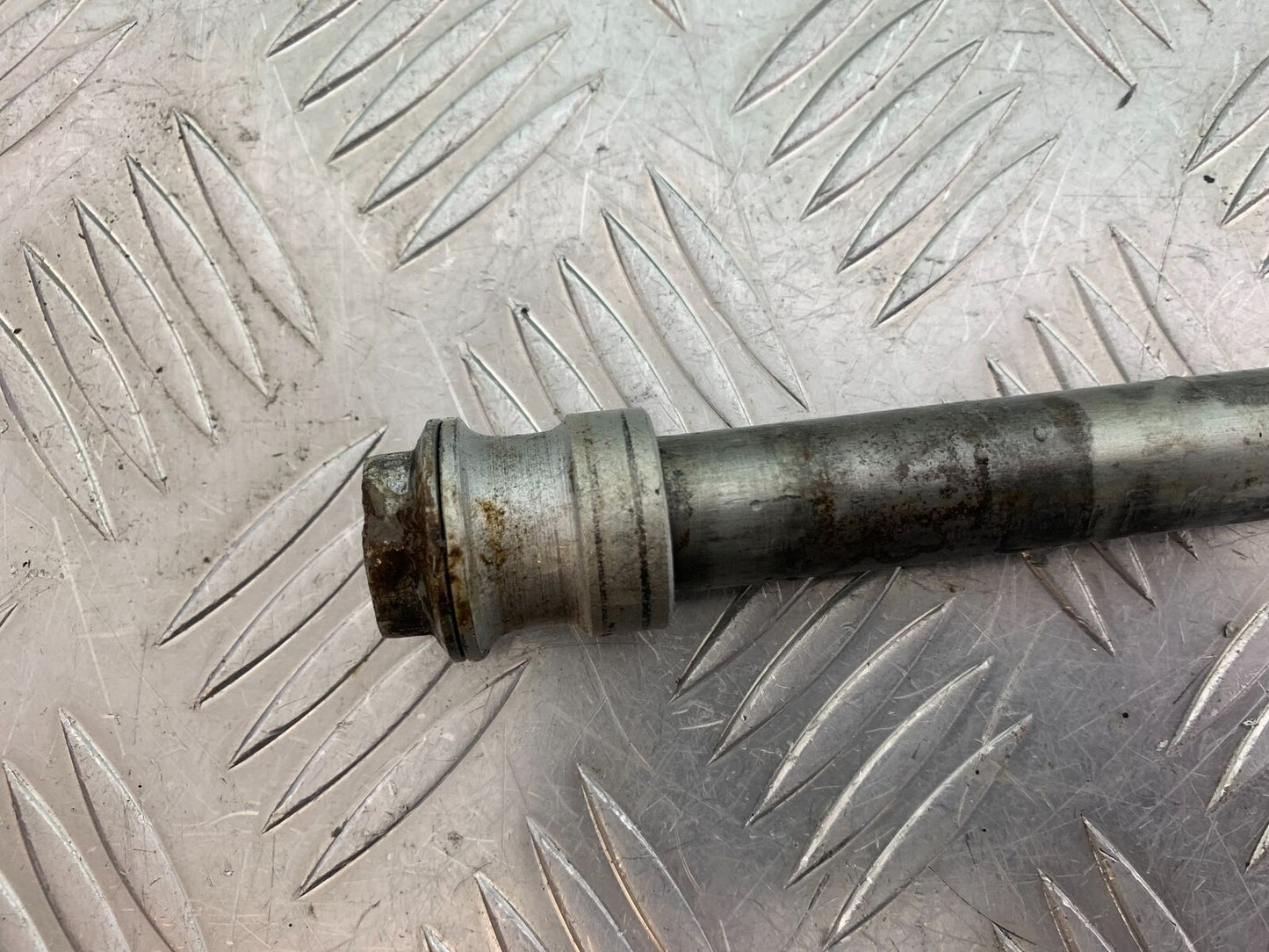 HONDA VFR400 VFR 400 NC21 FRONT WHEEL SPINDLE YEAR 1986-87 (CMB1043)