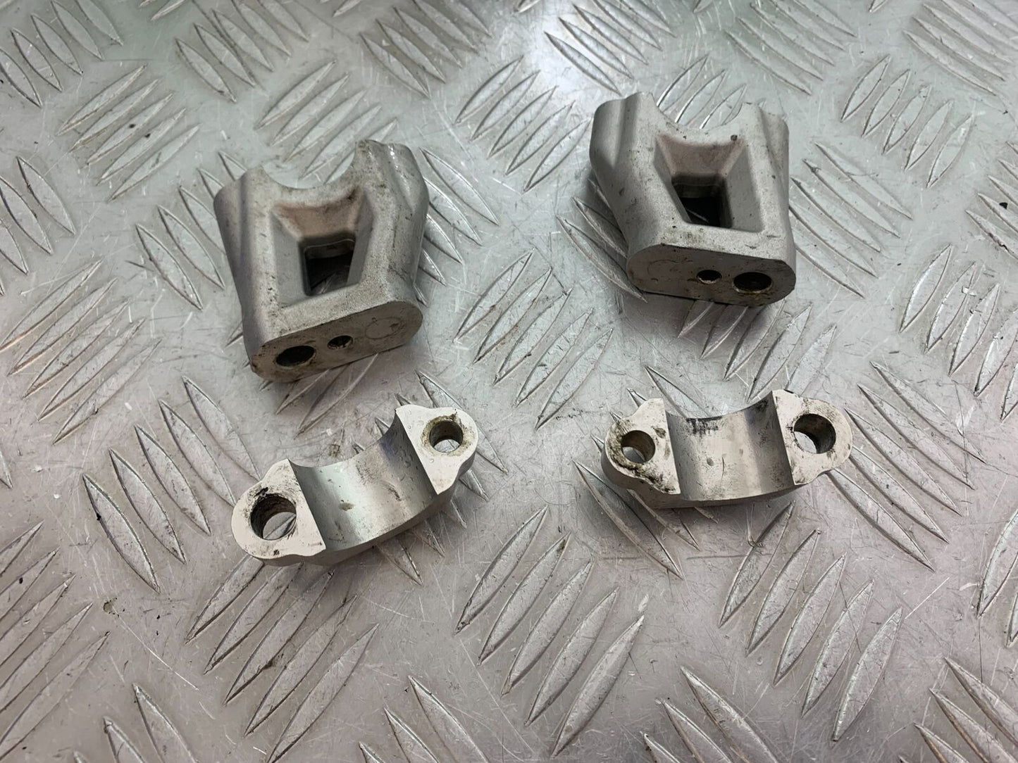 TRIUMPH TIGER 800 HANDLEBAR CLAMPS YEAR 2011-2014 (CMB1113)