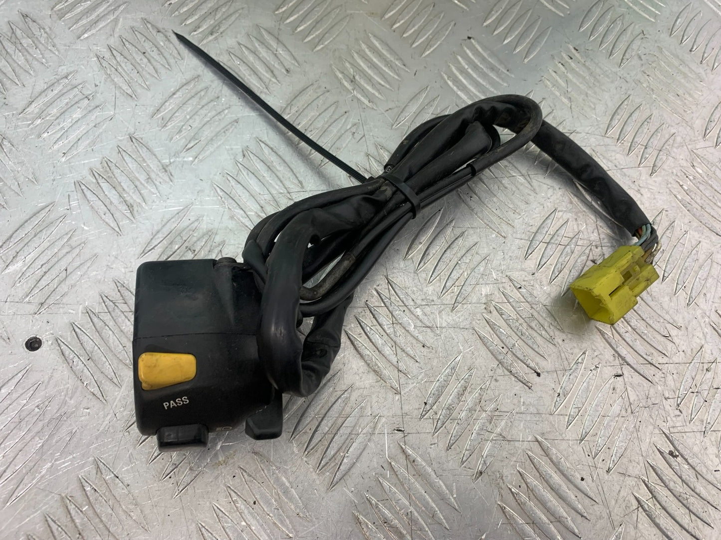 SUZUKI GSF600 GSF 600 BANDIT LEFT SWITCH GEAR 2000-2004 (CMB1269)