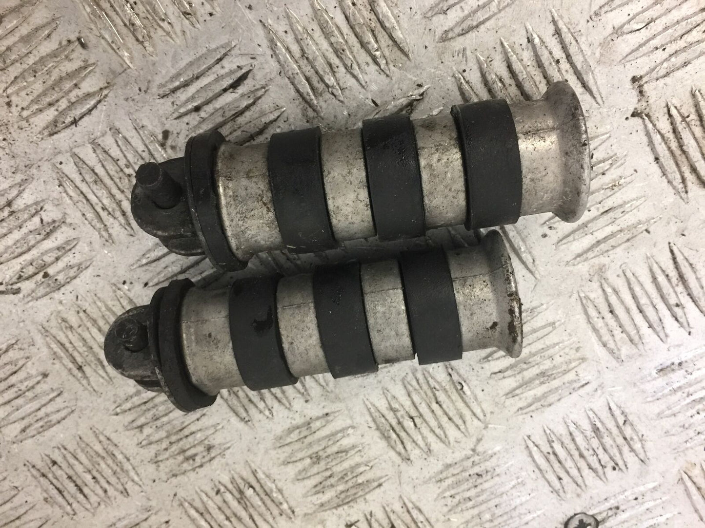 HONDA VT750 VT 750 SHADOW REAR PEGS YEAR 1998-99 (STOCK 685)