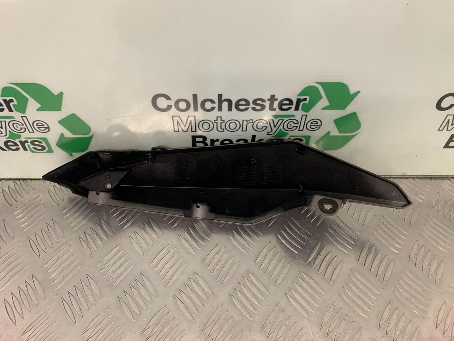 YAMAHA XJ6 XJ6-S RIGHT SEAT PANEL YEAR 2009-2015 (STOCK 991)