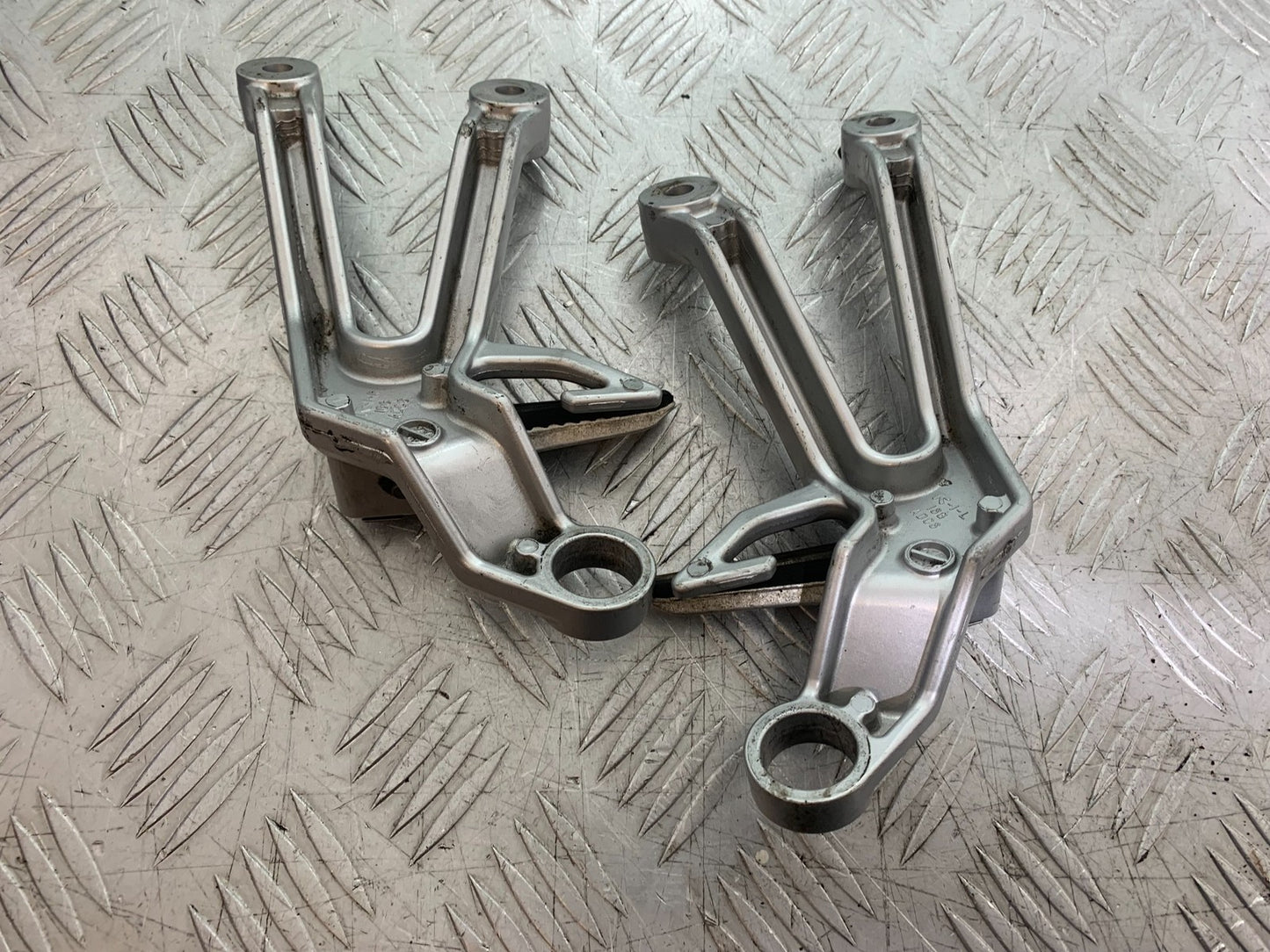 SUZUKI SV1000 SV 1000 S REAR HANGERS AND PEGS YEAR 2003-2007 (CMB1293)
