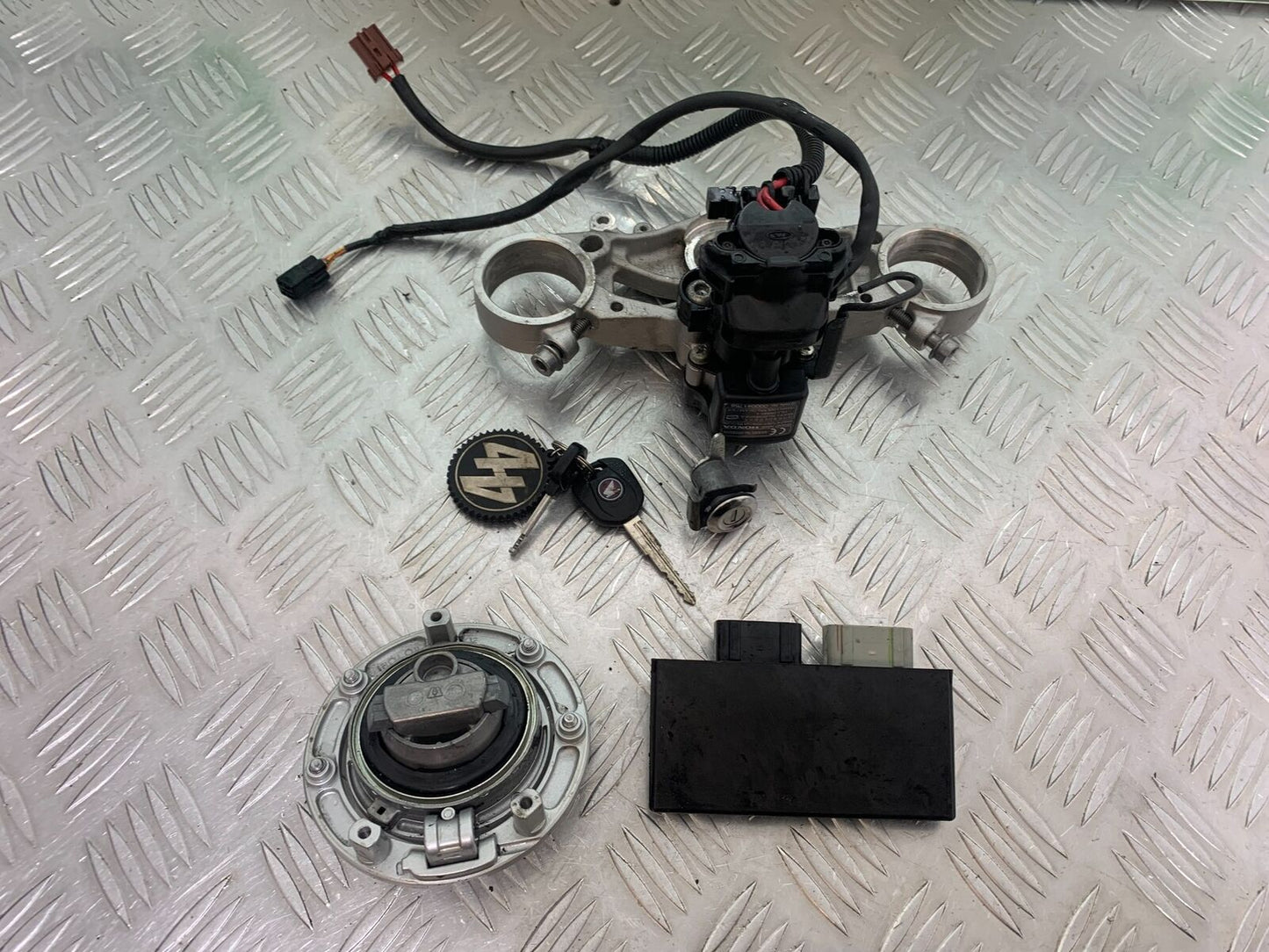 HONDA CBR1000 rr FIREBLADE ECU LOCKS KEY 2008-2011 (CMB1037)