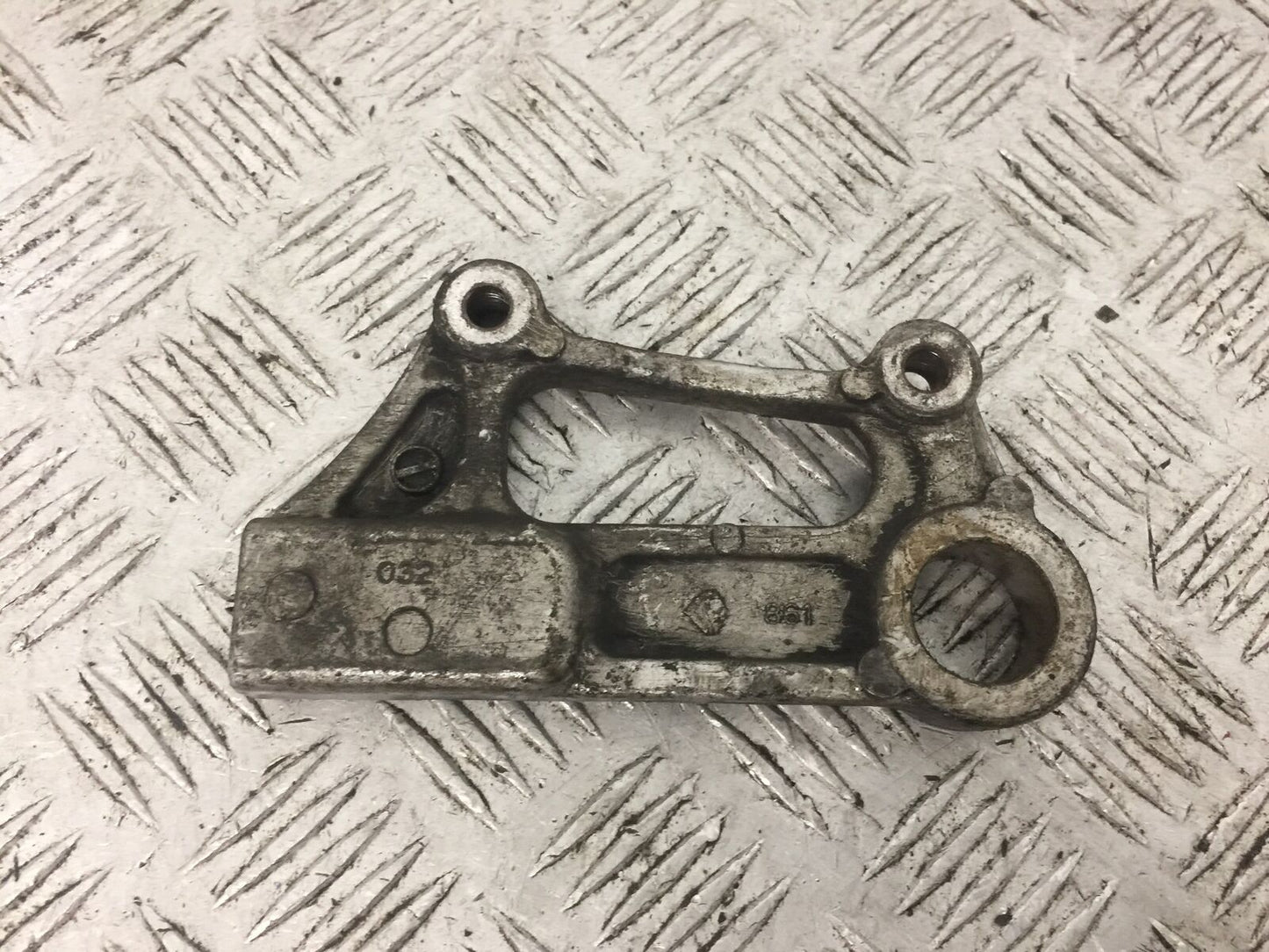 KAWASAKI ZX9R ZX9 E1 REAR CALIPER BRACKET YEAR 2000 (STOCK 795)