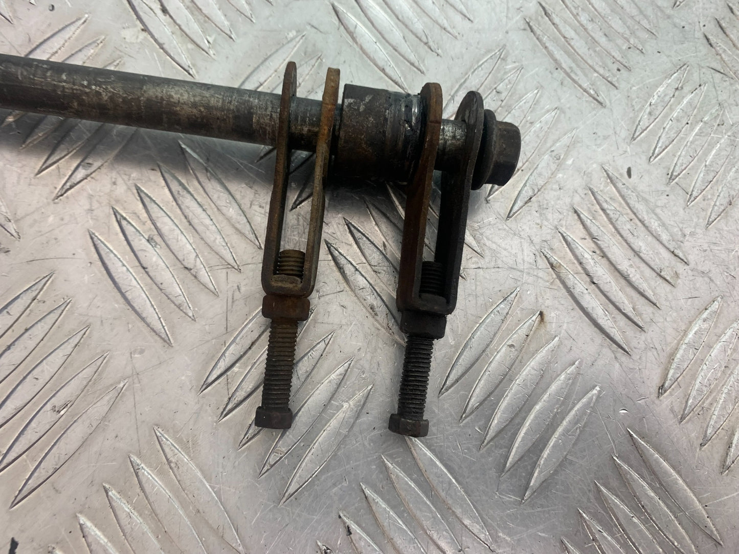 YAMAHA YBR125 YBR 125 REAR WHEEL SPINDLE YEAR 2010-2017 (CMB1163)