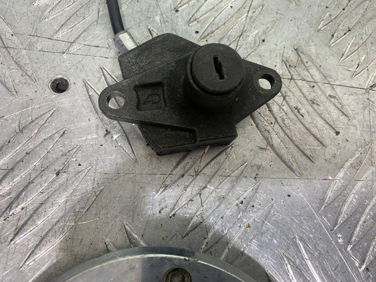 KAWASAKI ZX9R ZX9 C PETROL CAP SEAT LOCK KEY YEAR 1998-99 (CMB1213)