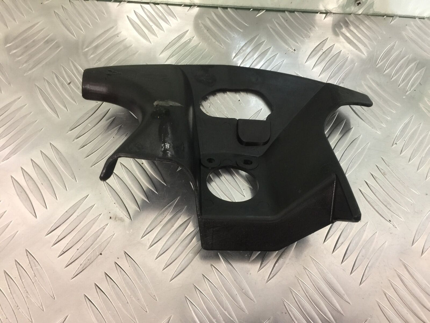 YAMAHA YZF R1 5PW BOTTOM YOKE INFILL PANEL YEAR 2002-2003 (STOCK 929)