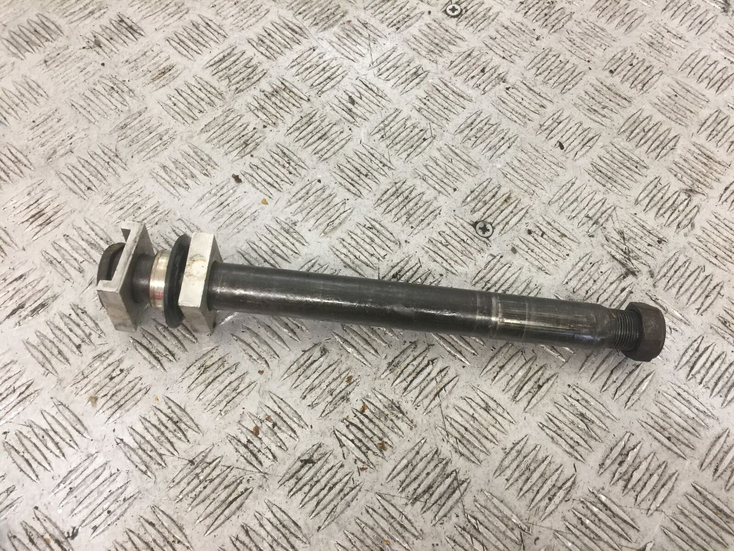 YAMAHA YZF R1 4XV REAR WHEEL SPINDLE YEAR 1998-99 (STOCK 771)