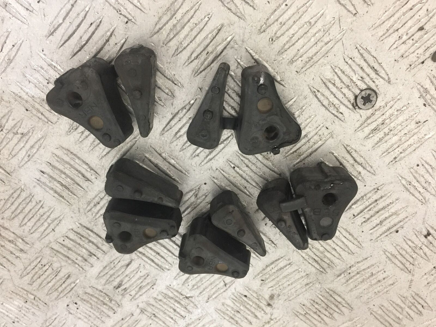 YAMAHA R6 5EB CUSH DRIVE RUBBERS YEAR 1999-2002 (STOCK 823)