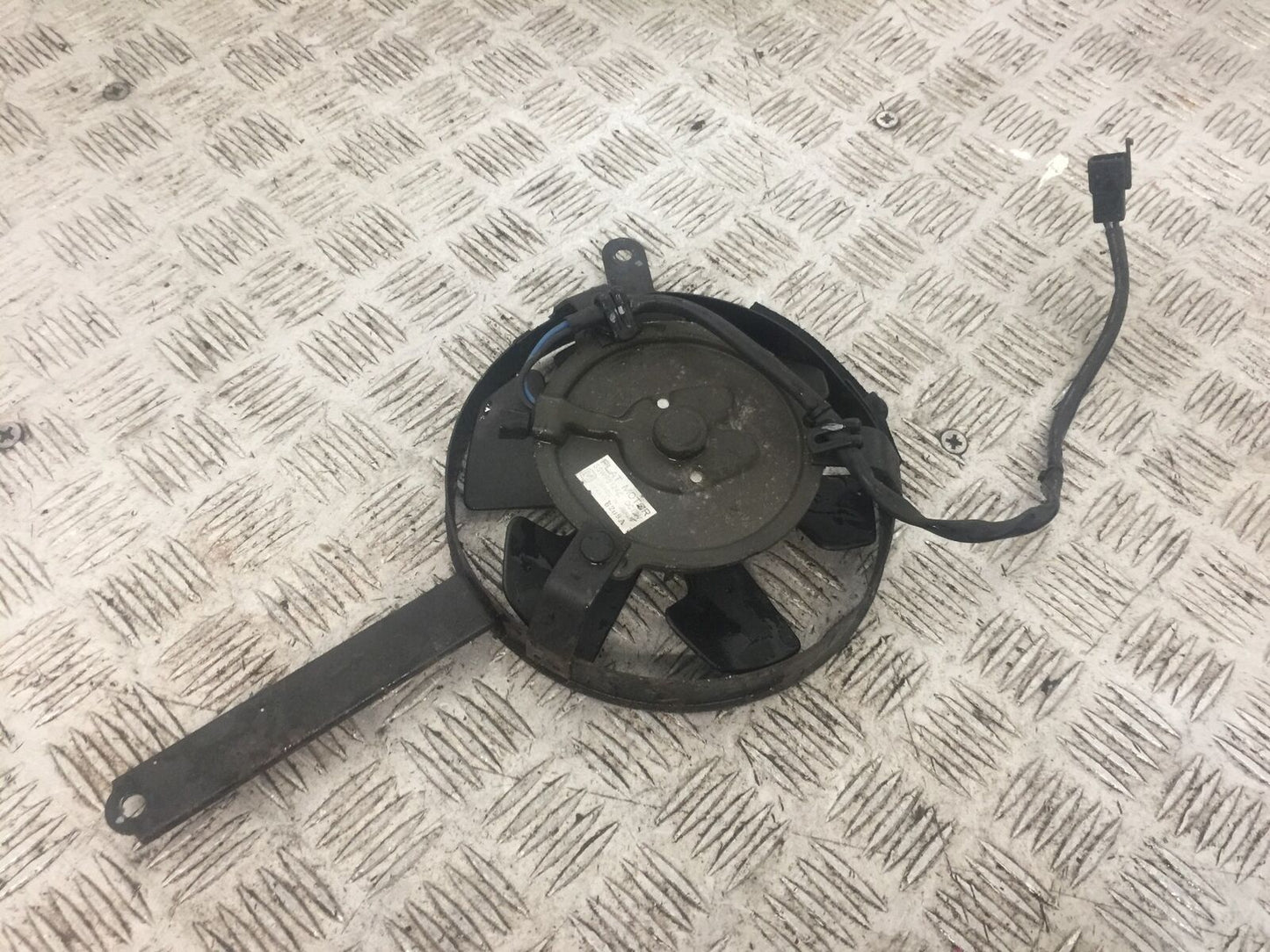 YAMAHA YZF1000 YZF 1000 THUNDERACE RADIATOR FAN YEAR 1996 (STOCK 777)
