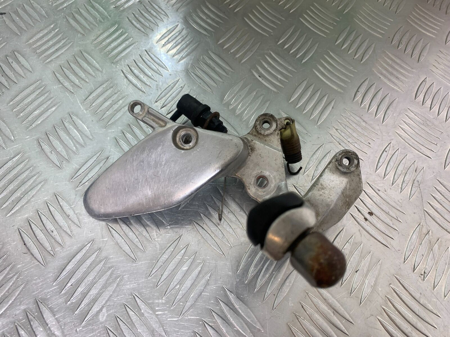 YAMAHA YZF600 YZF 600 THUNDERCAT FRONT RIGHT HANGER 1996-2003 (CMB1046)