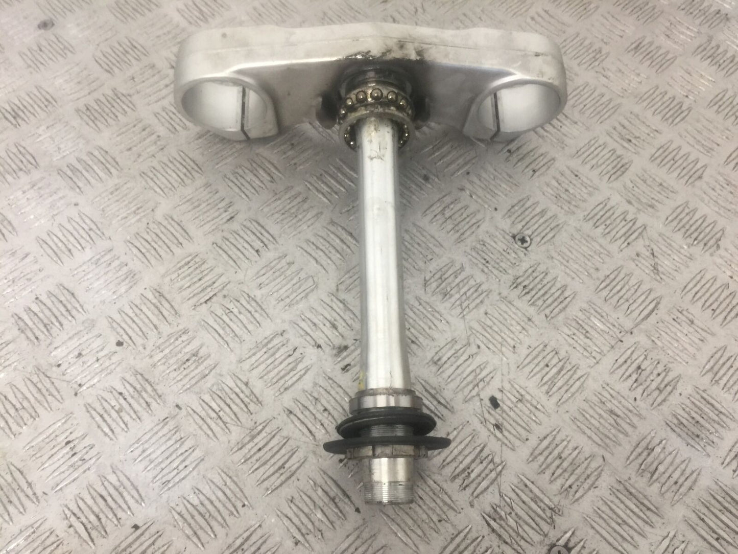 TRIUMPH TROPHY 1215 SE BOTTOM YOKE YEAR 2012-2017 (STOCK 870)