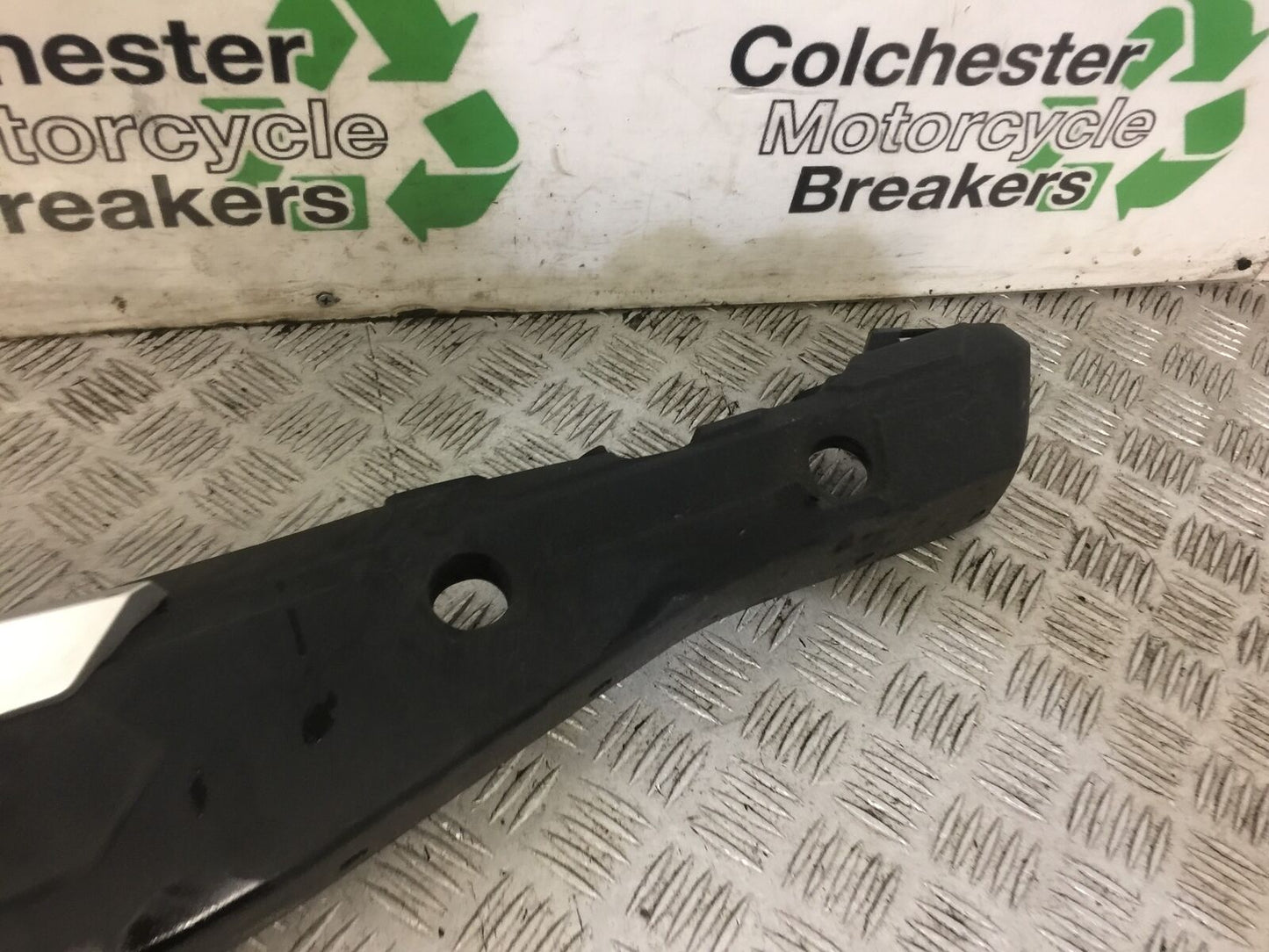 YAMAHA MT09 MT-09 TRACER LEFT SEAT PANEL YEAR 2017 (STOCK 663)