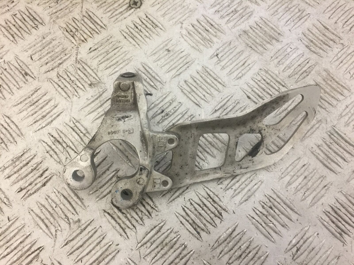 SUZUKI GSXR1000 GSXR 1000 L3 FRONT LEFT HANGER YEAR 2013 (STOCK 671)