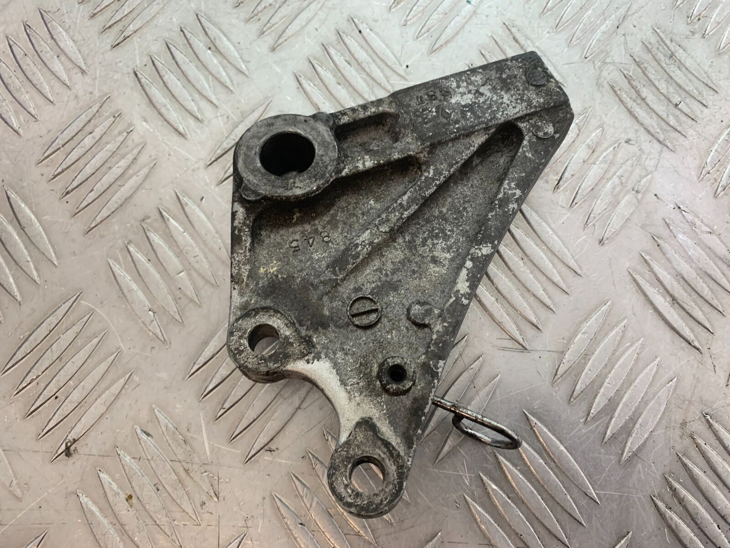 KAWASAKI Z750 ZR750 ZR-7S REAR CALIPER BRACKET YEAR 1999-05 (CMB1135)