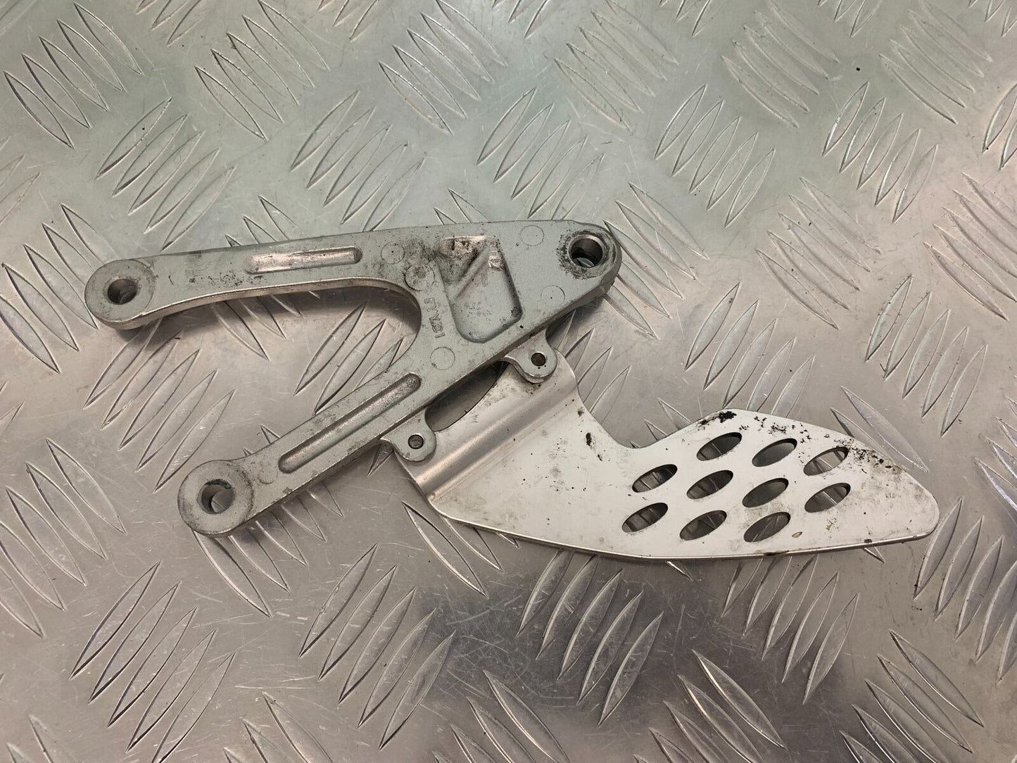 YAMAHA YZF R1 5VY FRONT LEFT HANGER YEAR 2004-2006 (STOCK 953)
