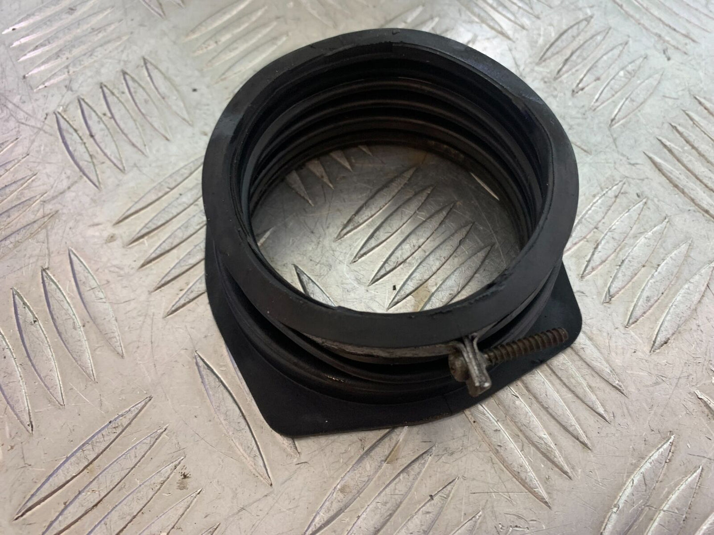 SUZUKI VS1400 VS 1400 INTRUDER SWINGARM RUBBER YEAR 1988 (CMB1077)
