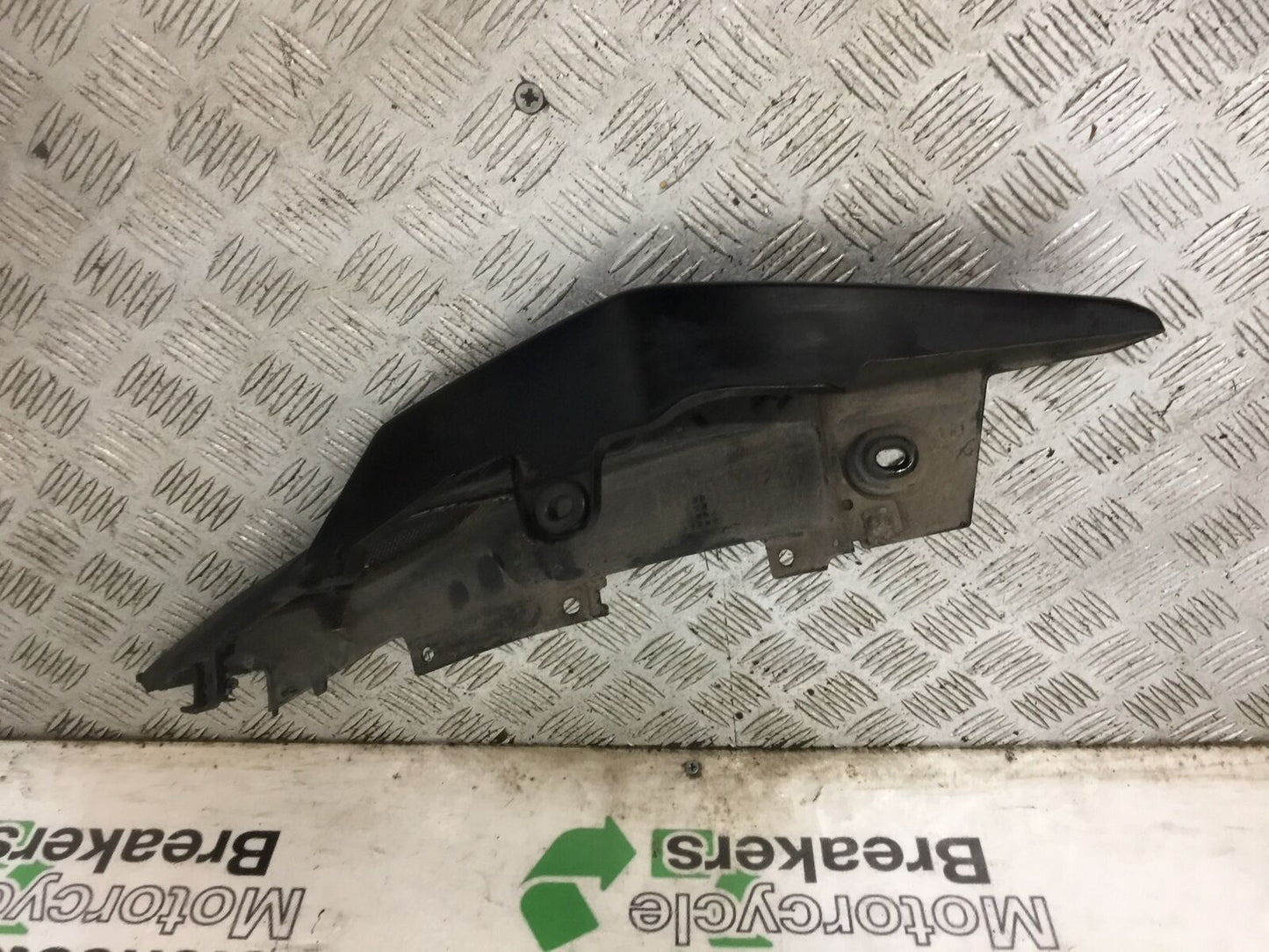 YAMAHA MT09 MT-09 LEFT SEAT PANEL YEAR 2018 (STOCK 906)