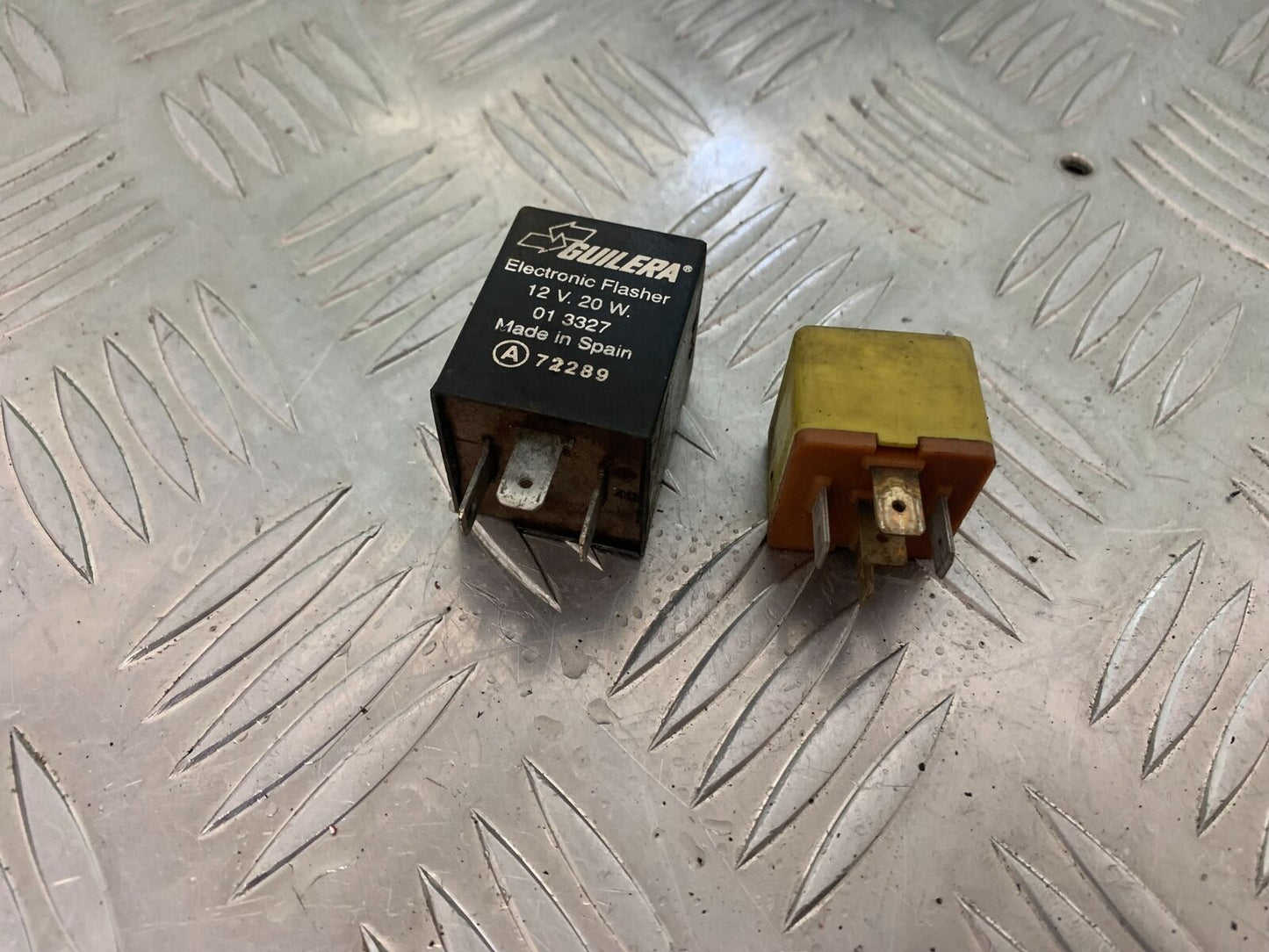 DUCATI 600ss 600 ss 2 X RELAYS YEAR 1991-98 (STOCK 987)
