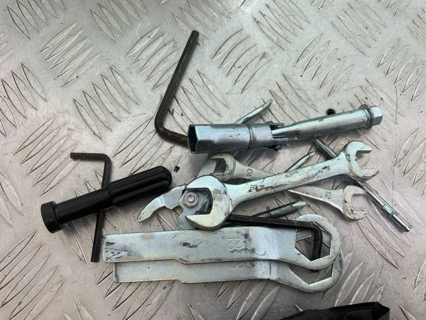 KAWASAKI ER6 N TOOL KIT YEAR 2005-2008 (CMB1034)