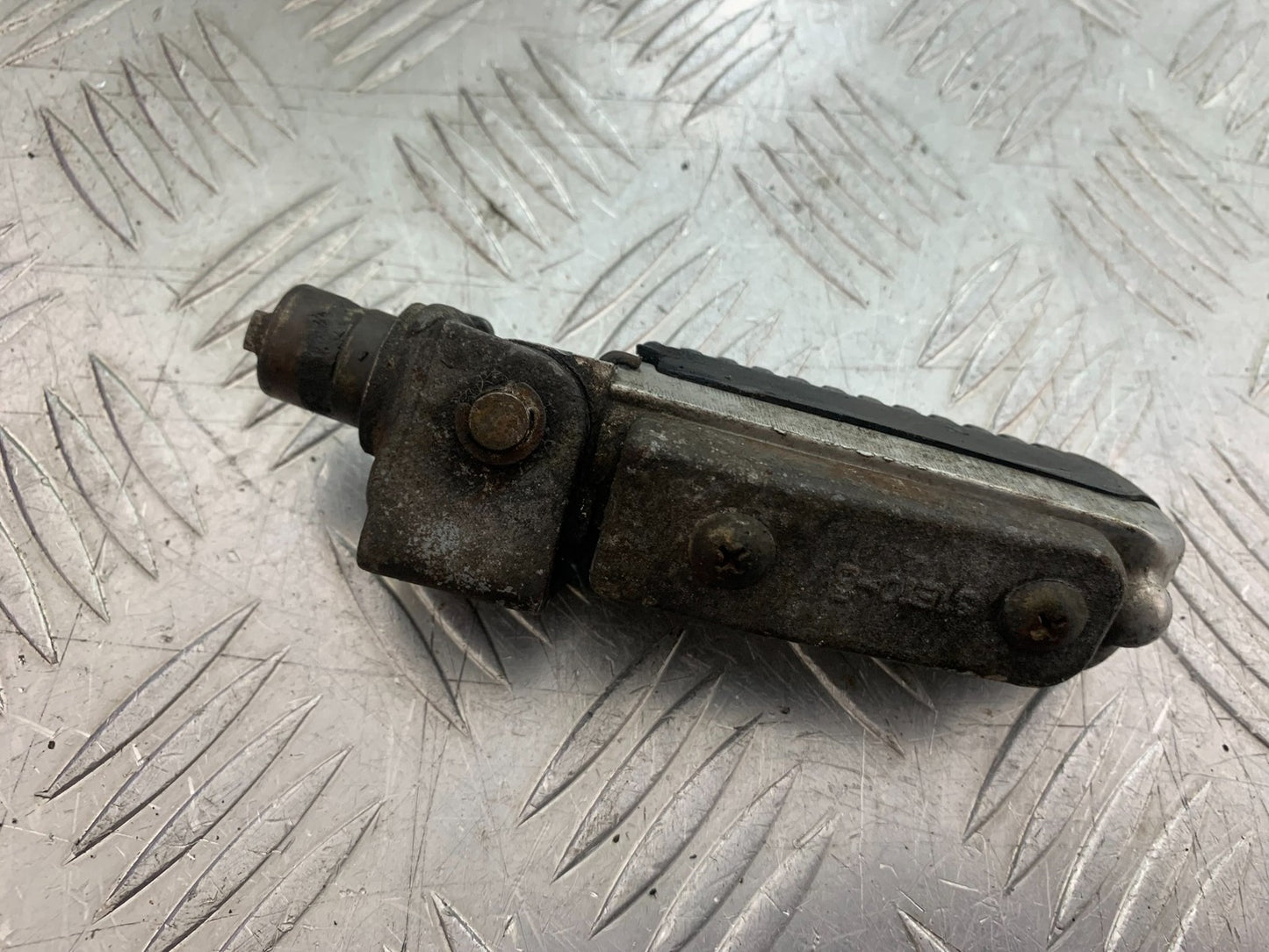 SUZUKI GSF600 GSF 600 BANDIT FRONT RIGHT FOOTPEG 2000-2004 (CMB1269)