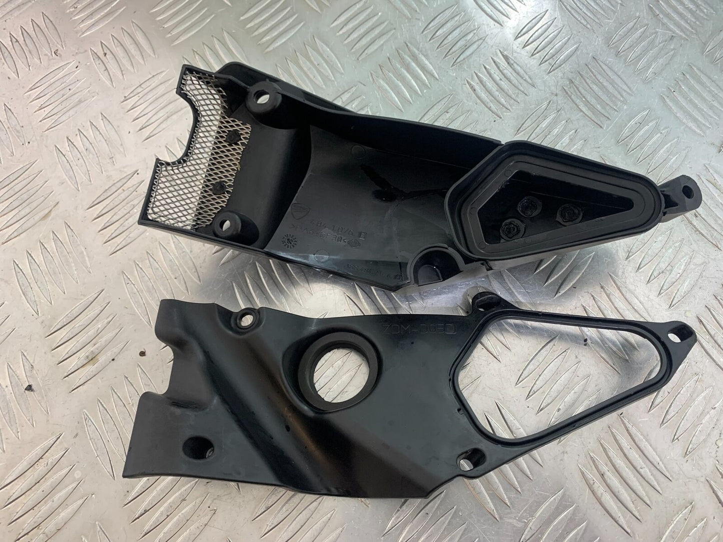 DUCATI STREETFIGHTER 848 LEFT AIR DUCT YEAR 2011-2016 (CMB1050)