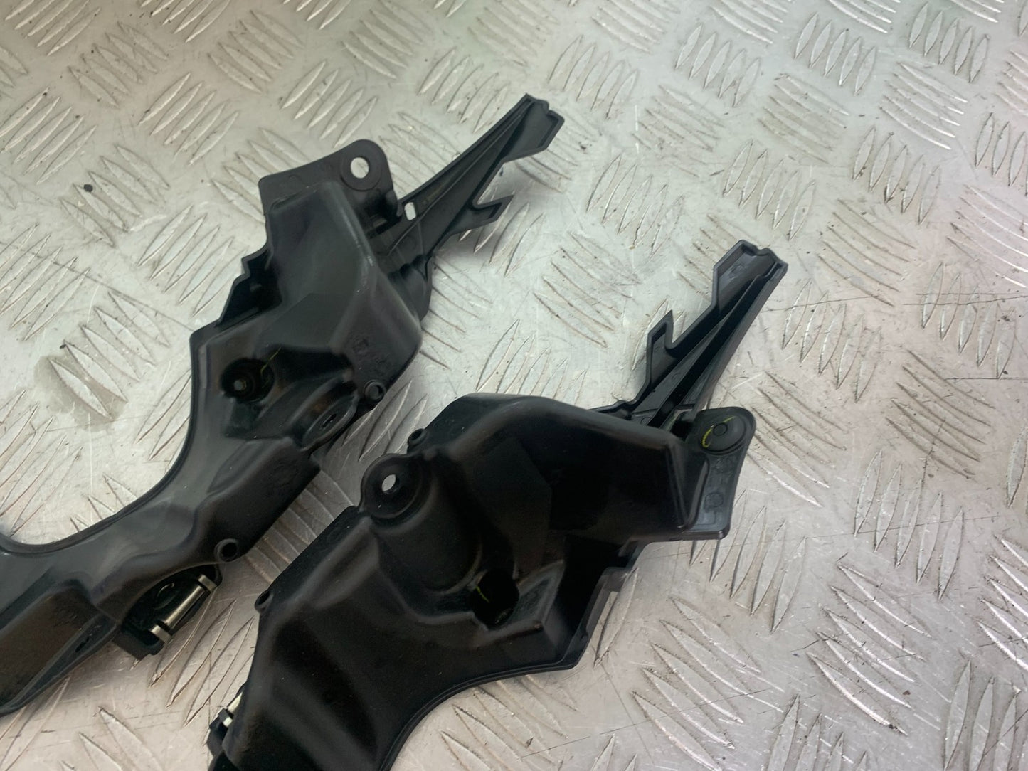 YAMAHA YZF R1 14 B BIG BANG LEFT & RIGHT INFILL PANELS 2009-14 (CMB1175)