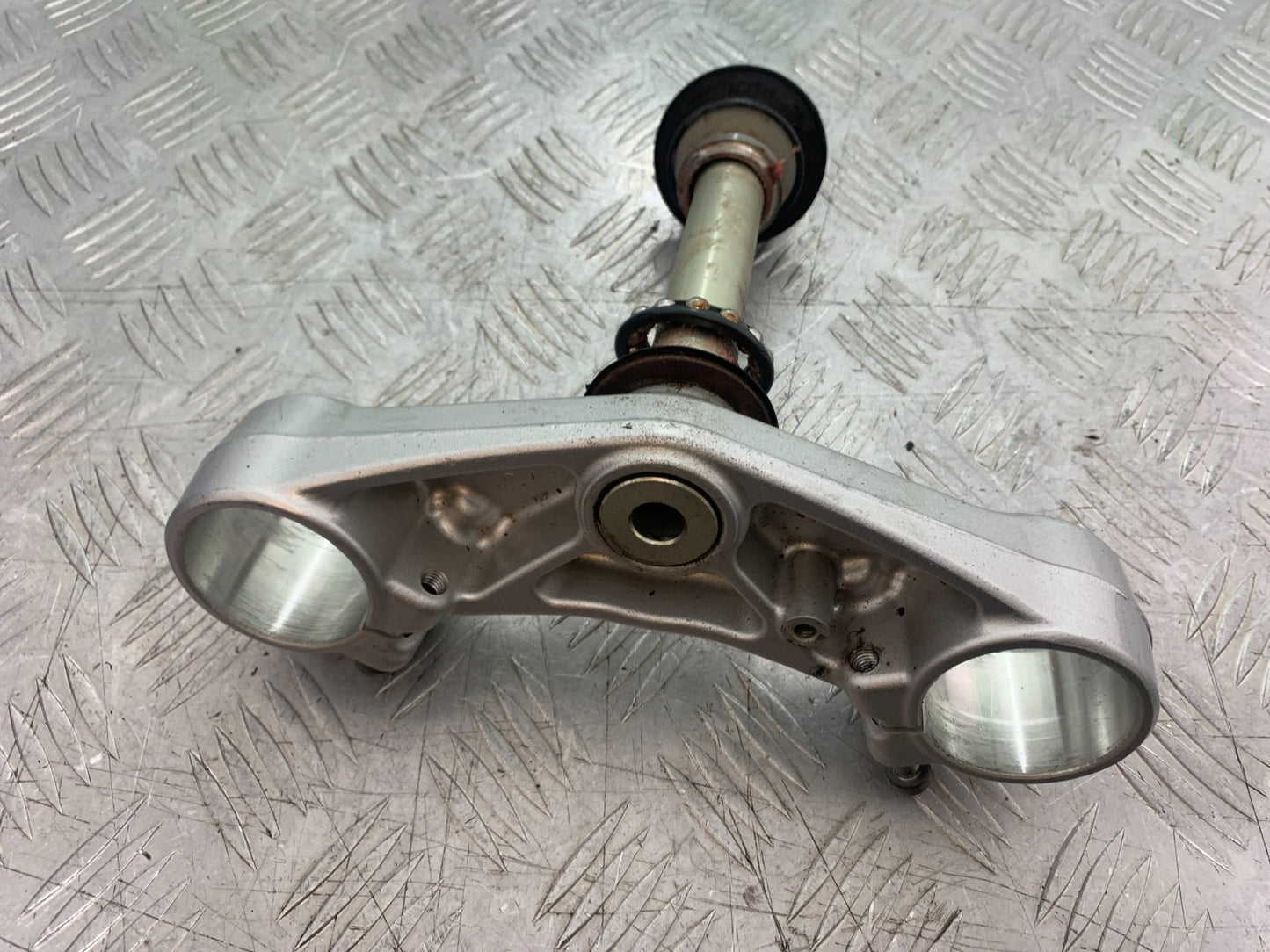 TRIUMPH 675 STREET TRIPLE R BOTTOM YOKE YEAR 2013 - 2016 (CMB1221)
