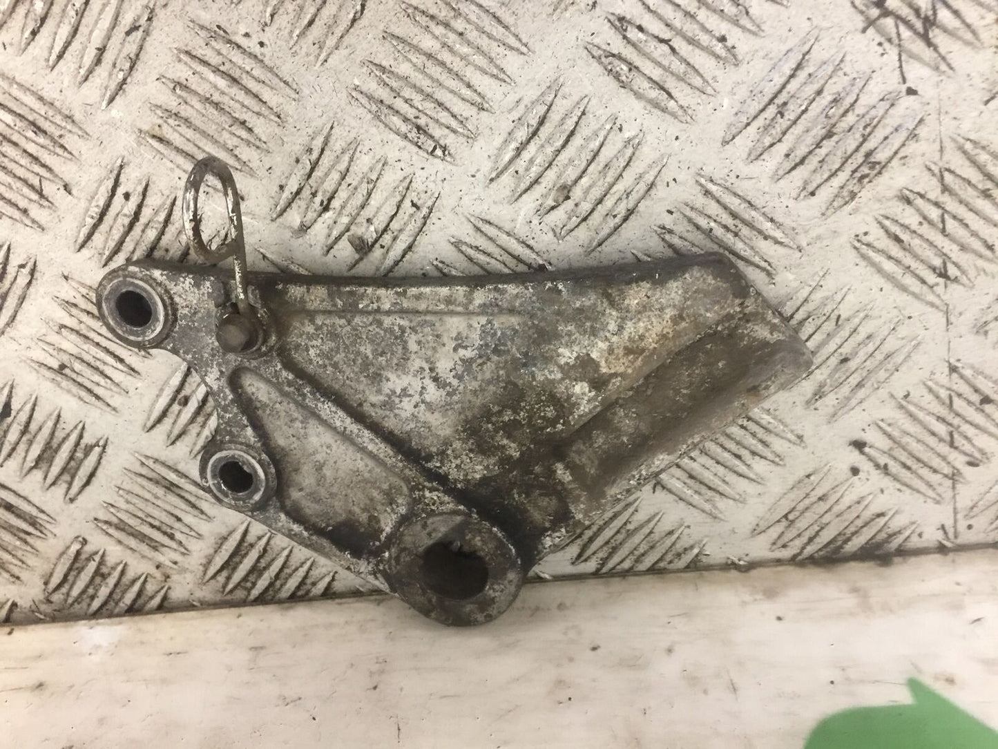KAWASAKI Z750 ZR750 ZR-7S REAR CALIPER BRACKET YEAR 1999-05 (STOCK 707)
