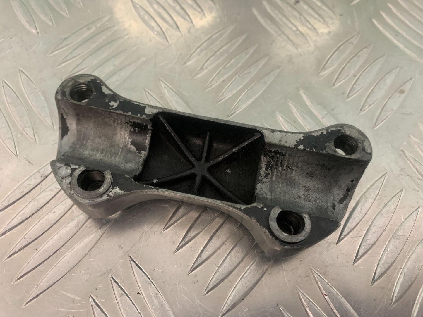 HARLEY DAVIDSON XL53C XL883 HANDLEBAR CLAMP YEAR 2001 (STOCK 960)